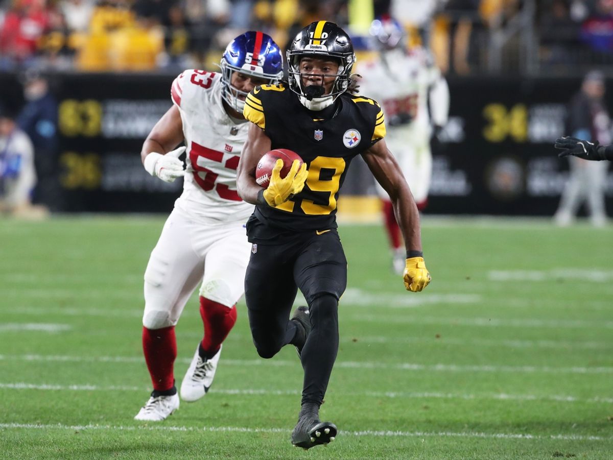 Oct 28, 2024; Pittsburgh, Pennsylvania, USA; Pittsburgh Steelers wide receiver Calvin Austin III (19) scores a touchdown on a seventy-five yard punt return against the New York Giants during the third quarter at Acrisure Stadium. Mandatory Credit: Charles LeClaire-Imagn Images