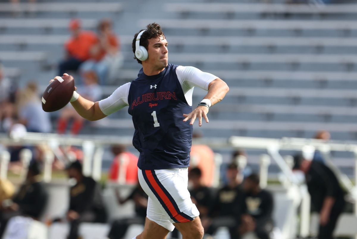 Auburn Tigers quarterback Payton Thorne (1) warms up before the game against the Vanderbilt Commodores at Jordan-Hare Stadium. Mandatory Credit: John Reed-Imagn Images