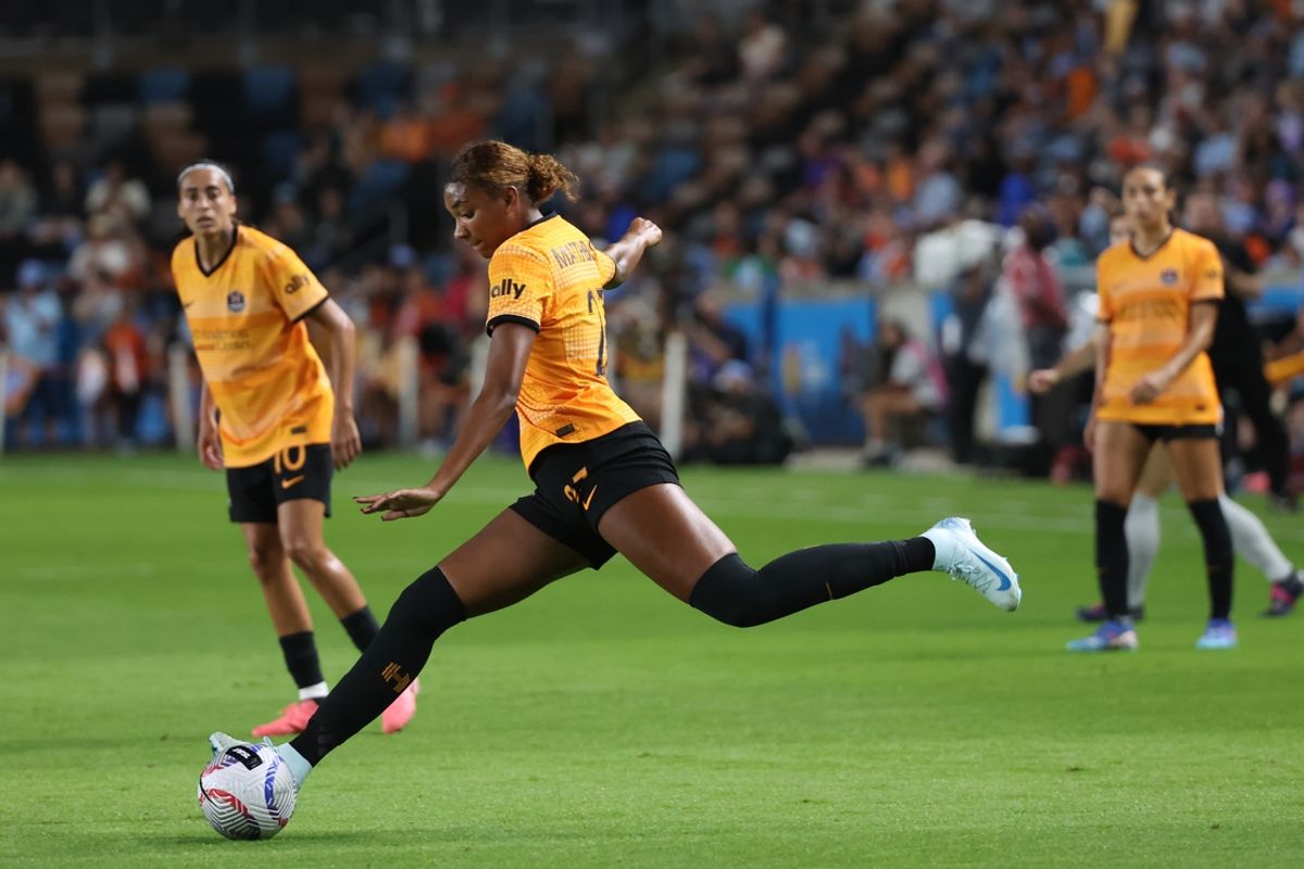 Nov 2, 2024; Houston, Texas, USA; Houston Dash midfielder Zoe Matthews (27) plays the ball in the second half against Bay FC Shell Energy Stadium. Mandatory Credit: Thomas Shea-Imagn Images