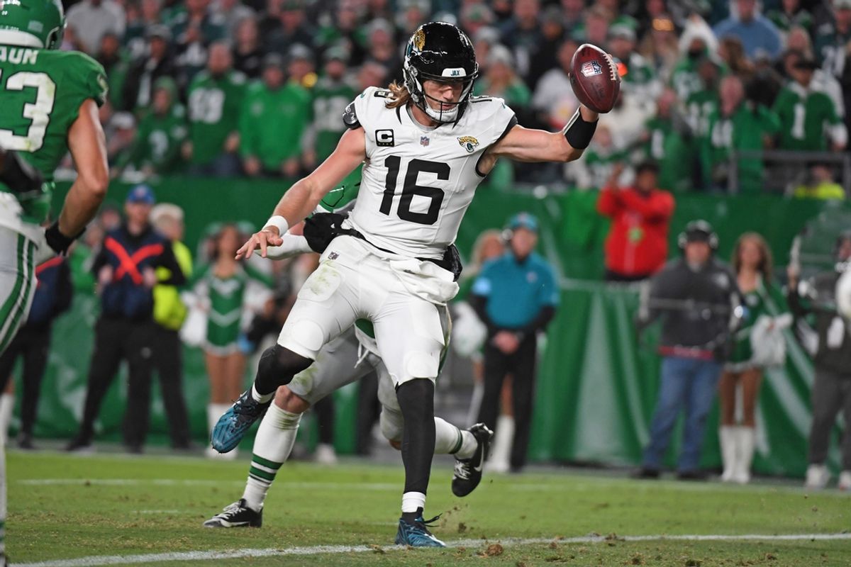 Jacksonville Jaguars quarterback Trevor Lawrence (16) scores a touchdown  past Philadelphia Eagles safety Reed Blankenship (32) during the fourth quarter at Lincoln Financial Field. Mandatory Credit: Eric Hartline-Imagn Images