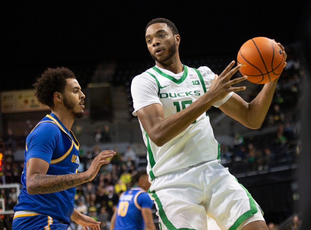 Oregon's Kwame Evans Jr., right, maneuvers for position against UC Riverside’s Kaleb Smith during the second half at Matthew Knight Arena in Eugene.