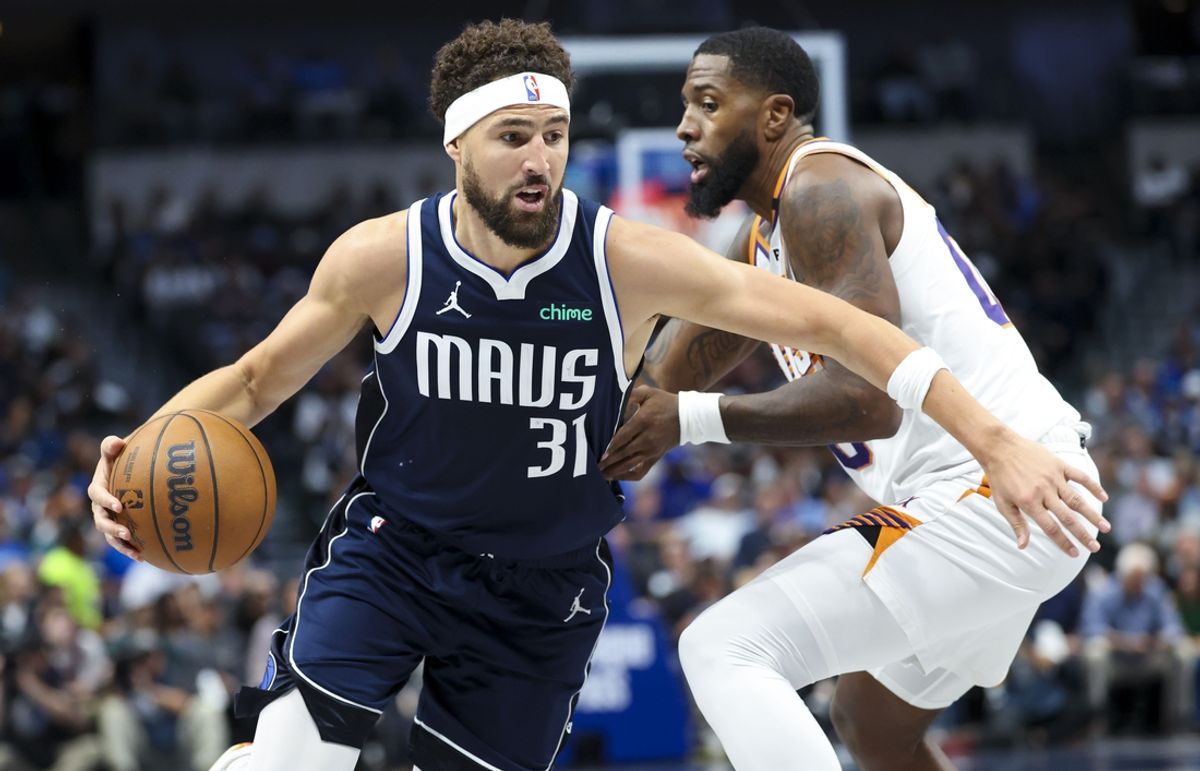 Nov 8, 2024; Dallas, Texas, USA;  Dallas Mavericks guard Klay Thompson (31) drives to the basket as Phoenix Suns forward Royce O'Neale (00) defends during the first quarter at American Airlines Center. Mandatory Credit: Kevin Jairaj-Imagn Images