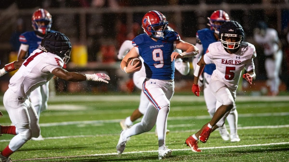 New Hartford's Jake Garcia runs the ball at Don Edick Field in New Hartford, NY on Friday, November 8, 2024.