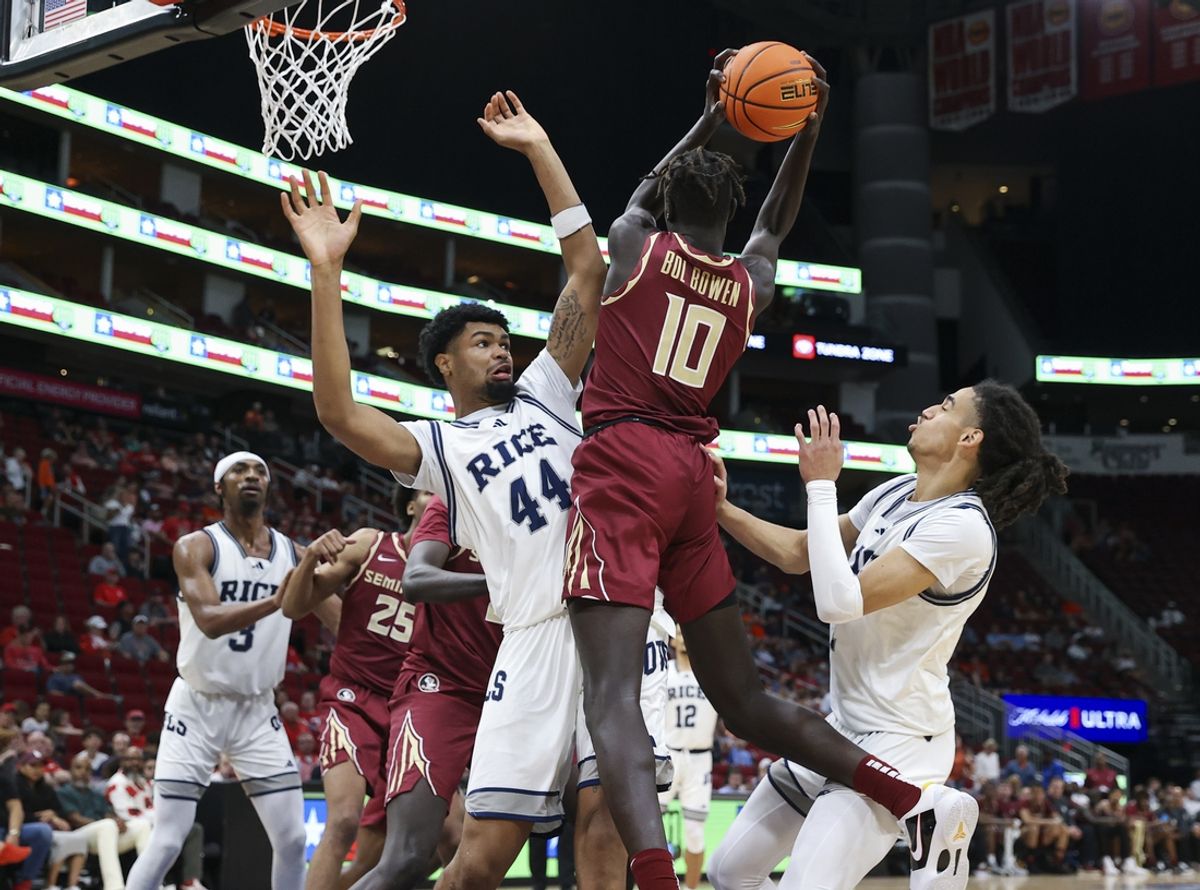Nov 9, 2024; Houston, Texas, USA; Florida State Seminoles forward Taylor Bol Bowen (10) attempts to control the ball away from Rice Owls forward Caden Powell (44) during the second half at Toyota Center. Mandatory Credit: Troy Taormina-Imagn Images