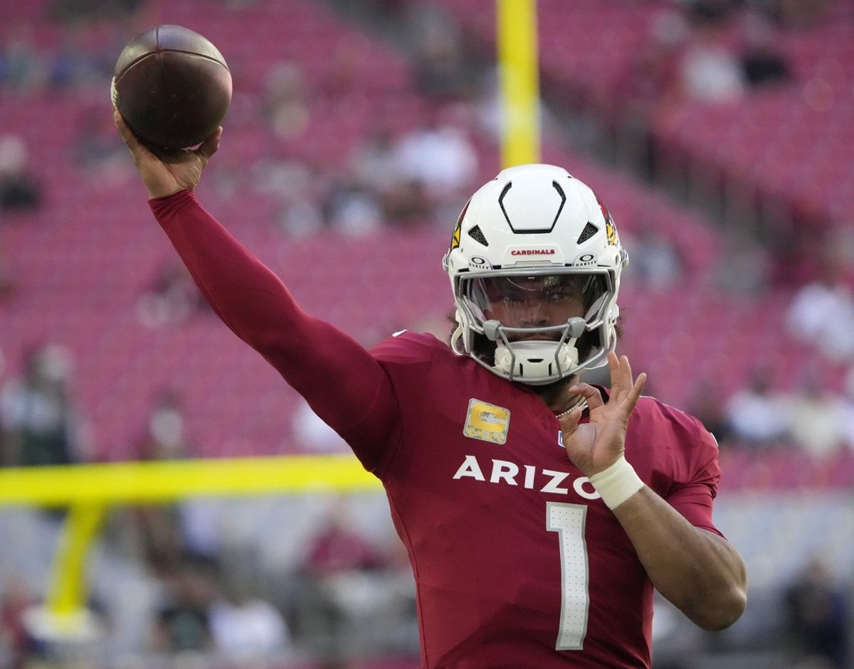 Arizona Cardinals quarterback Kyler Murray (1) warms up before playing against the New York Jets State Farm Stadium on Nov. 10, 2024, in Glendale.