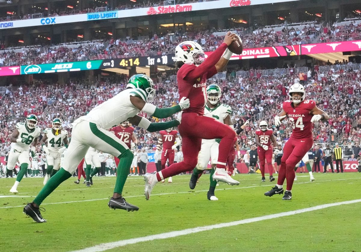 Arizona Cardinals quarterback Kyler Murray (1) runs for a touchdown ahead of New York Jets cornerback Sauce Gardner (1) during the third quarter at State Farm Stadium in Glendale on Nov. 10, 2024.