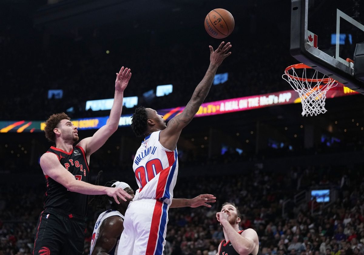 Nov 15, 2024; Toronto, Ontario, CAN; Detroit Pistons forward Ronald Holland II (00) drives to the basket as Toronto Raptors forward Jamison Battle (77) tries to defend during the second quarter at Scotiabank Arena. Mandatory Credit: Nick Turchiaro-Imagn Images