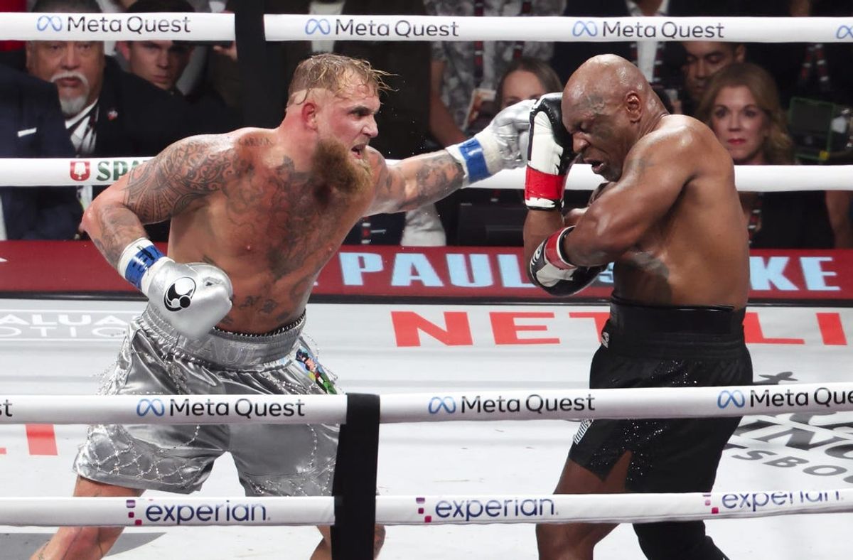 Nov 15, 2024; Arlington, Texas, UNITED STATES;  Mike Tyson (black gloves) fights Jake Paul (silver gloves) at AT&T Stadium. Mandatory Credit: Kevin Jairaj-Imagn Images