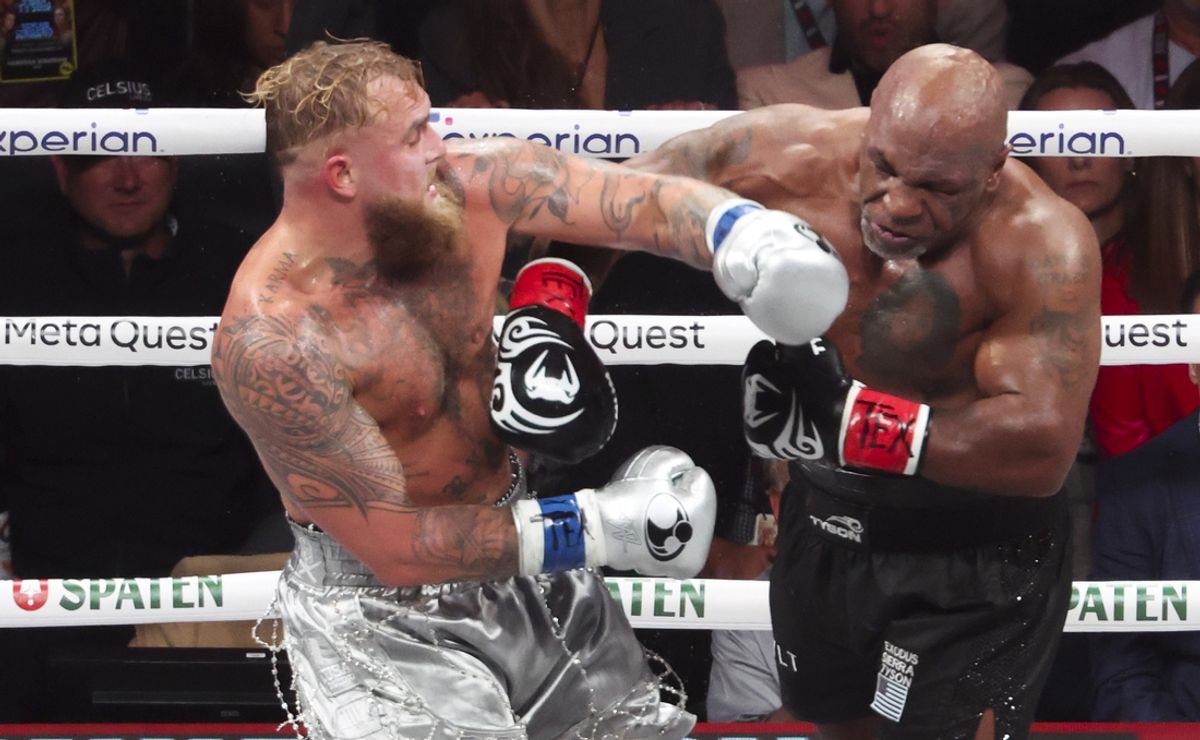 Nov 15, 2024; Arlington, Texas, UNITED STATES;  Mike Tyson (black gloves) fights Jake Paul (silver gloves) at AT&T Stadium. Mandatory Credit: Kevin Jairaj-Imagn Images