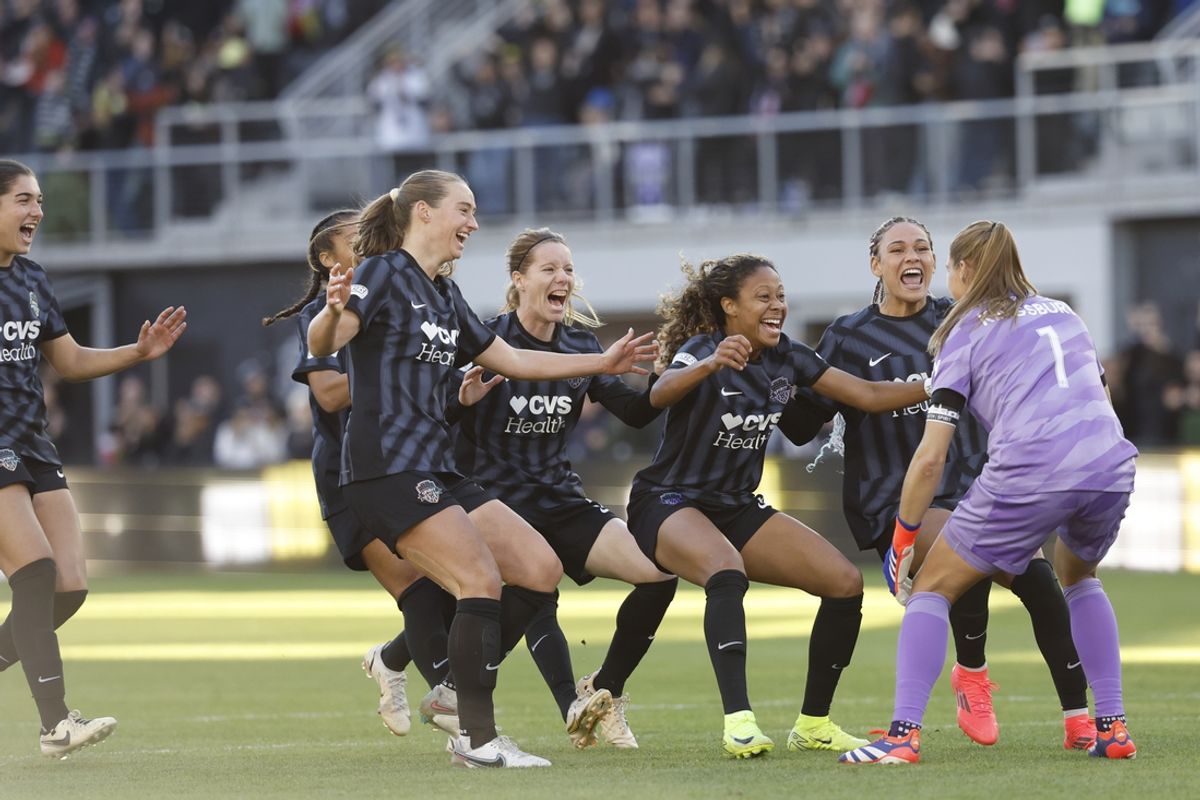 Nov 16, 2024; Washington, District of Columbia, USA; Washington Spirit goalkeeper Aubrey Kingsbury (1) celebrates with teammates after defeating NJ/NY Gotham FC in a penalty kick shoot out in a 2024 NWSL Playoffs semifinal match at Audi Field. Mandatory Credit: Geoff Burke-Imagn Images