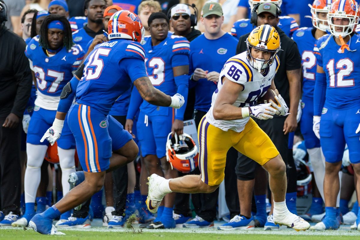Nov 16, 2024; Gainesville, Florida, USA; Florida Gators linebacker Derek Wingo (15) looks to tackle LSU Tigers tight end Mason Taylor (86) during the first half at Ben Hill Griffin Stadium. Mandatory Credit: Matt Pendleton-Imagn Images