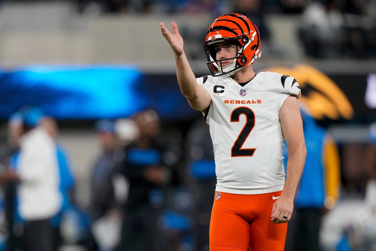Cincinnati Bengals place kicker Evan McPherson (2) lines up to kick a field goal in the second quarter of the NFL Week 11 game between the Los Angeles Chargers and the Cincinnati Bengals at SoFi Stadium in Inglewood, Calif., on Sunday, Nov. 17, 2024. The Chargers led 24-6 at halftime.