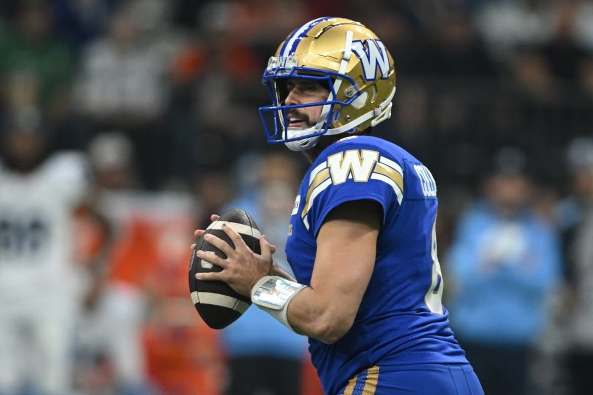 Nov 17, 2024; Vancouver, British Columbia, CAN;   Winnipeg Blue Bombers quarterback Zach Collaros (8) looks to pass the ball during the first quarter against Toronto Argonauts at BC Place. Mandatory Credit: Anne-Marie Sorvin-Imagn Images