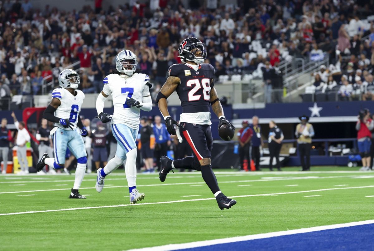 Nov 18, 2024; Arlington, Texas, USA;  Houston Texans running back Joe Mixon (28) runs for a touchdown  past Dallas Cowboys cornerback Trevon Diggs (7) during the first quarter at AT&T Stadium. Mandatory Credit: Kevin Jairaj-Imagn Images