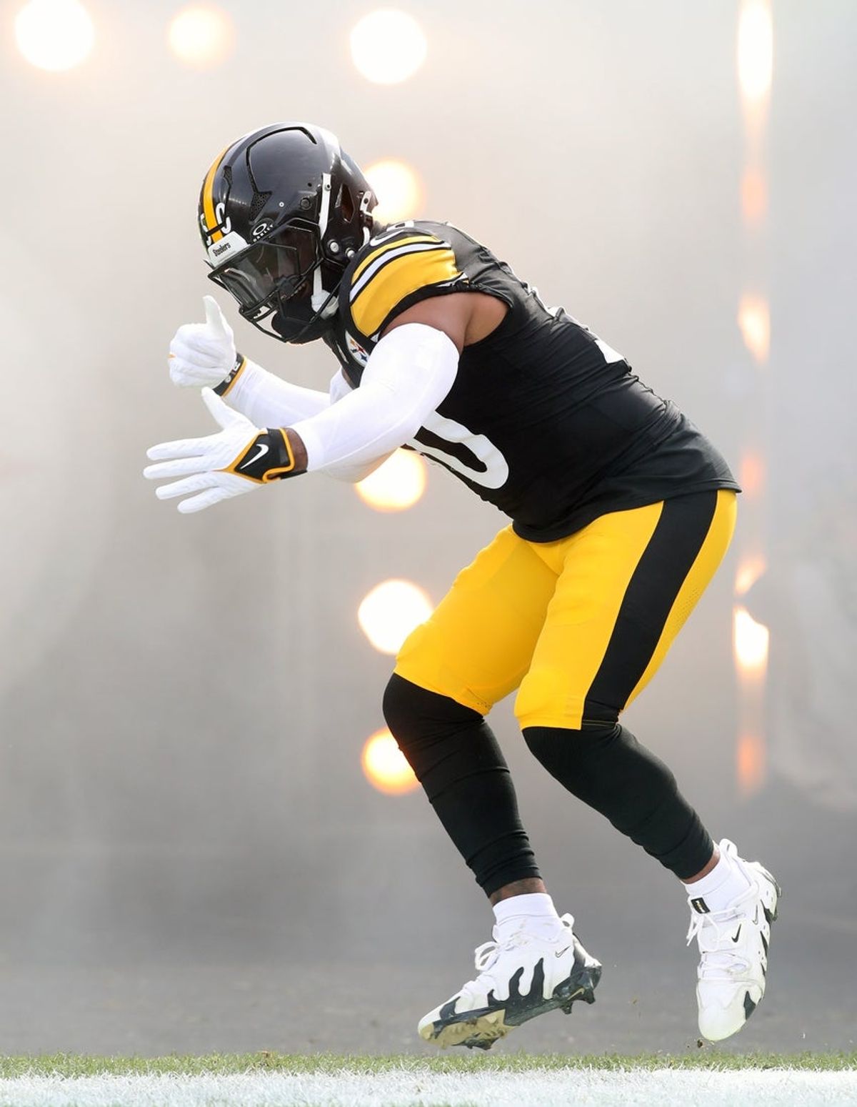 Nov 17, 2024; Pittsburgh, Pennsylvania, USA;  Pittsburgh Steelers linebacker Elandon Roberts (50) takes the field against  the Baltimore Ravens at Acrisure Stadium. Mandatory Credit: Charles LeClaire-Imagn Images