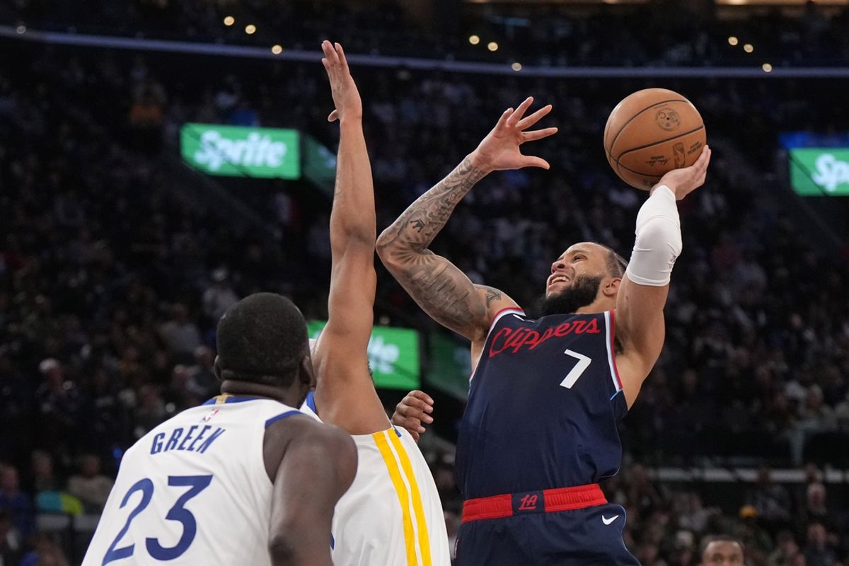 Nov 18, 2024; Inglewood, California, USA; LA Clippers guard Amir Coffey (7) shoots the ball against Golden State Warriors forward Draymond Green (23) and guard Moses Moody (4) in the second half at Intuit Dome. Mandatory Credit: Kirby Lee-Imagn Images