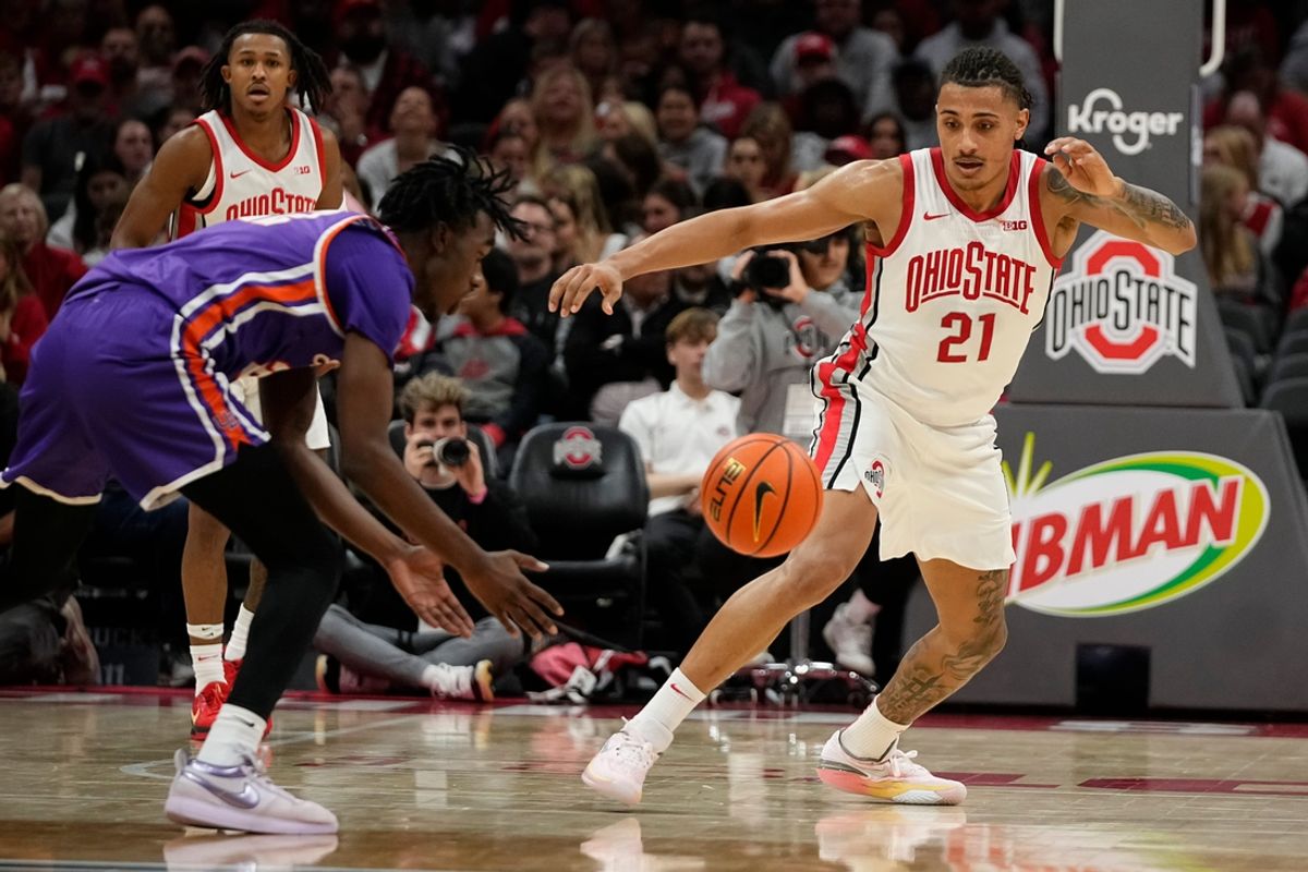 Ohio State Buckeyes forward Devin Royal (21) and Evansville Purple Aces forward Ramondo Battle II (22) race to a loose ball during the first half of the NCAA men's basketball game at Value City Arena in Columbus on Tuesday, Nov. 19, 2024.