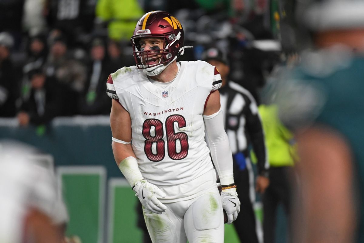 Nov 14, 2024; Philadelphia, Pennsylvania, USA; Washington Commanders tight end Zach Ertz (86) against the Philadelphia Eagles at Lincoln Financial Field. Mandatory Credit: Eric Hartline-Imagn Images