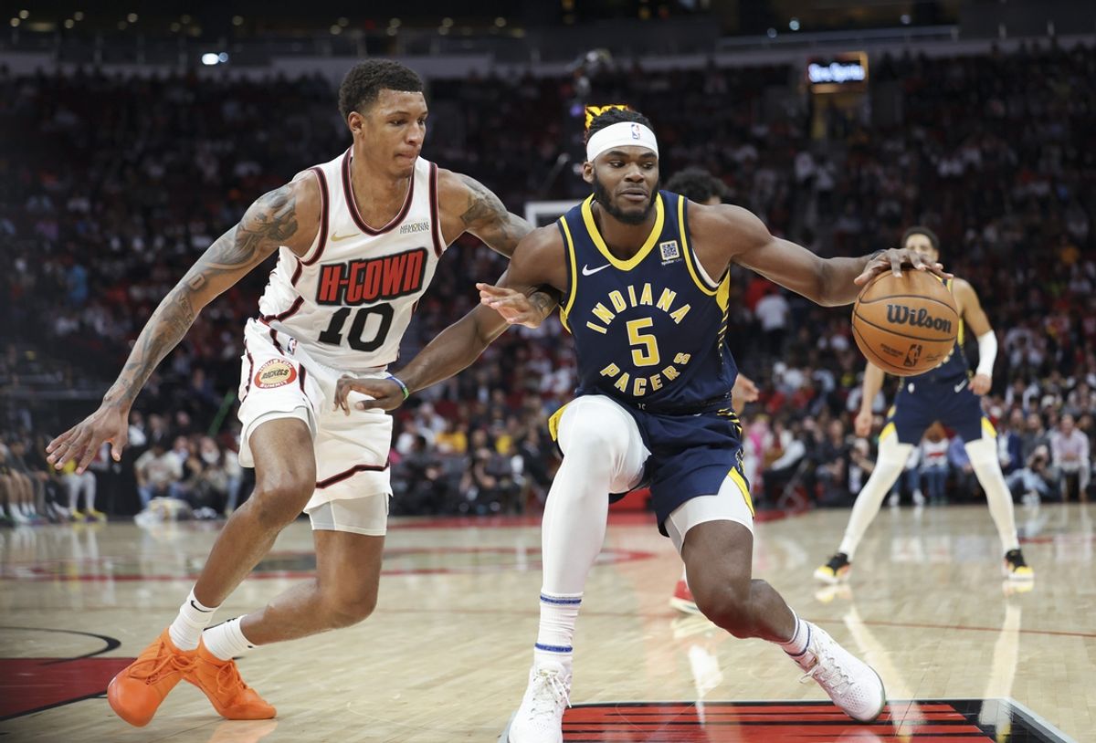 Nov 20, 2024; Houston, Texas, USA; Indiana Pacers forward Jarace Walker (5) attempts to control the ball as Houston Rockets forward Jabari Smith Jr. (10) defends during the third quarter at Toyota Center. Mandatory Credit: Troy Taormina-Imagn Images