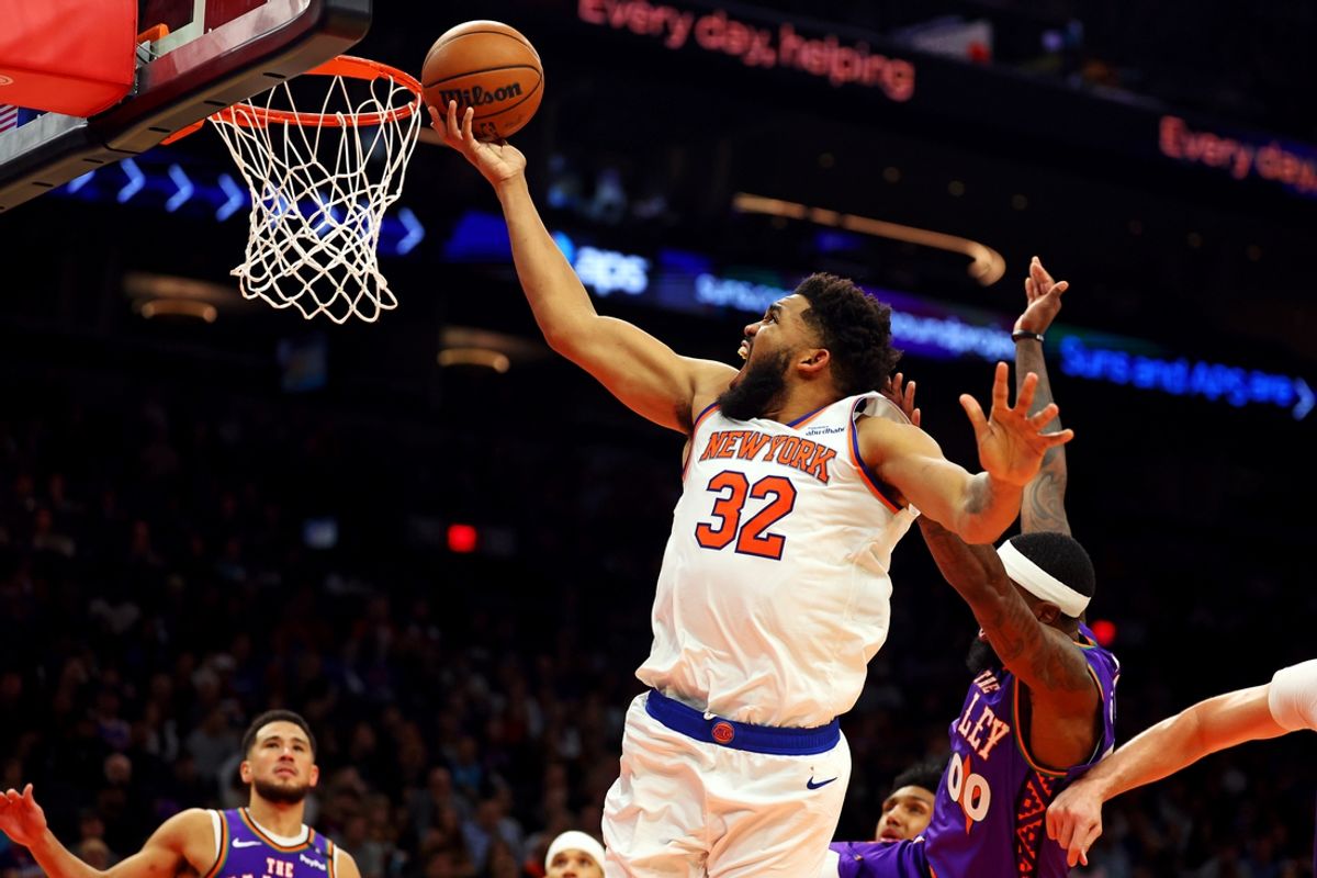 Nov 20, 2024; Phoenix, Arizona, USA; New York Knicks center Karl-Anthony Towns (32) shoots the ball against Phoenix Suns forward Royce O'Neale (00) during the fourth quarter at Footprint Center. Mandatory Credit: Mark J. Rebilas-Imagn Images
