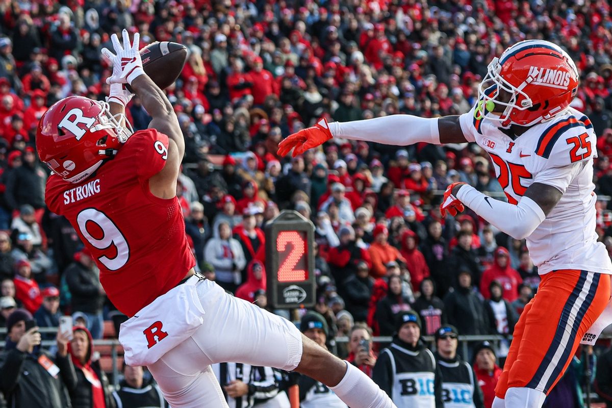 Nov 23, 2024; Piscataway, New Jersey, USA; Rutgers Scarlet Knights wide receiver Ian Strong (9) catches a touchdown pass in front ofIllinois Fighting Illini defensive back Jaheim Clarke (25) during the first half at SHI Stadium. Mandatory Credit: Vincent Carchietta-Imagn Images