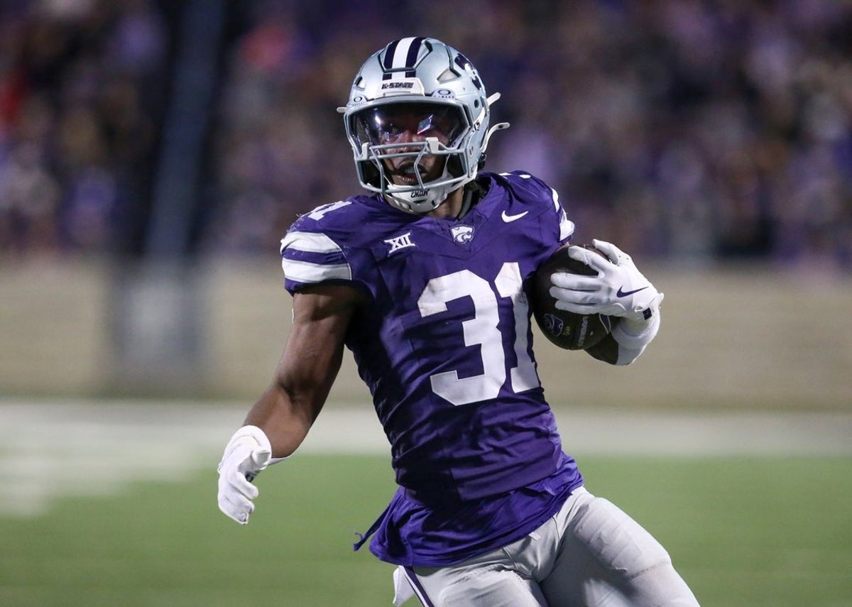 Nov 23, 2024; Manhattan, Kansas, USA; Kansas State Wildcats running back DJ Giddens (31) carries the ball during the fourth quarter against the Cincinnati Bearcats at Bill Snyder Family Football Stadium. Mandatory Credit: Scott Sewell-Imagn Images