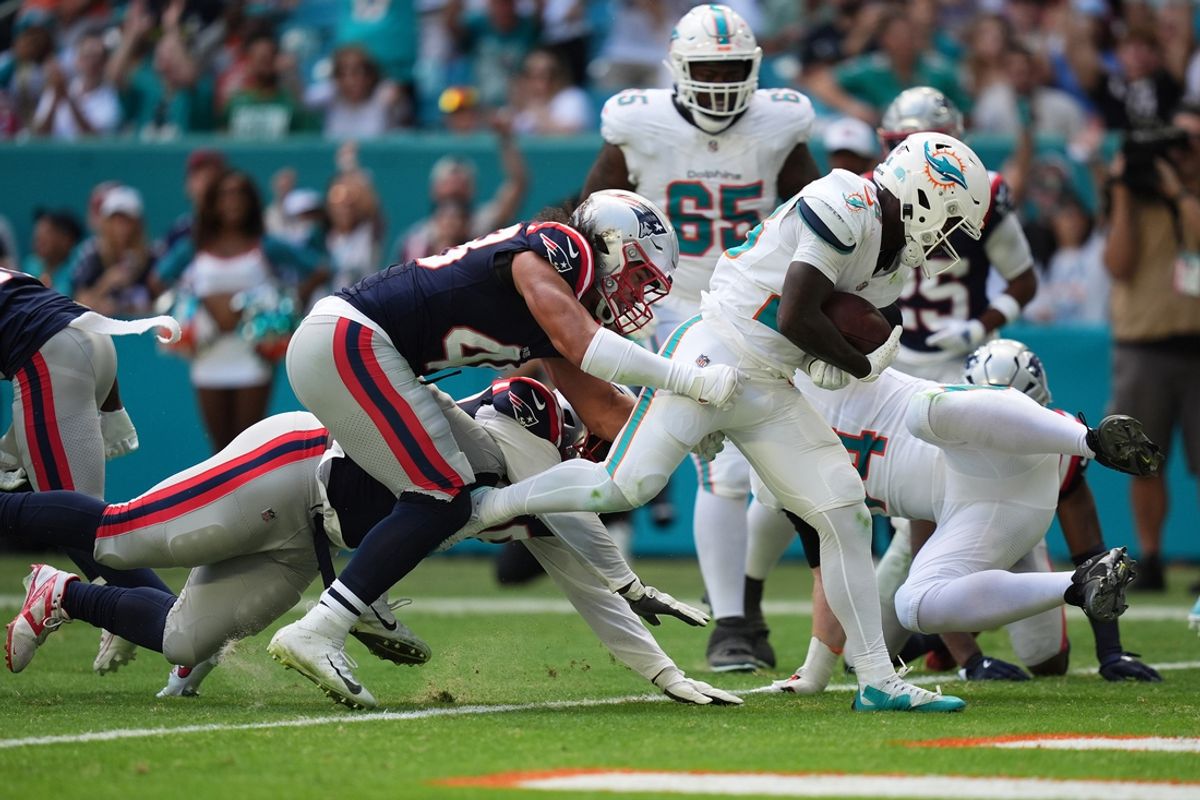 Nov 24, 2024; Miami Gardens, Florida, USA; Miami Dolphins running back De'Von Achane (28) runs for a touchdown during the first half  against the New England Patriots at Hard Rock Stadium. Mandatory Credit: Jasen Vinlove-Imagn Images