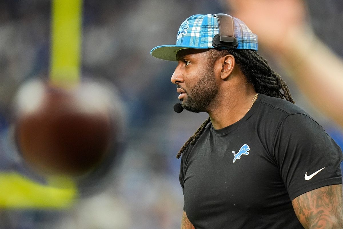 Detroit Lions linebackers coach Kelvin Sheppard watches a play against Indianapolis Colts during the second half at Lucas Oil Stadium in Indianapolis, Ind. on Sunday, Nov. 24, 2024.