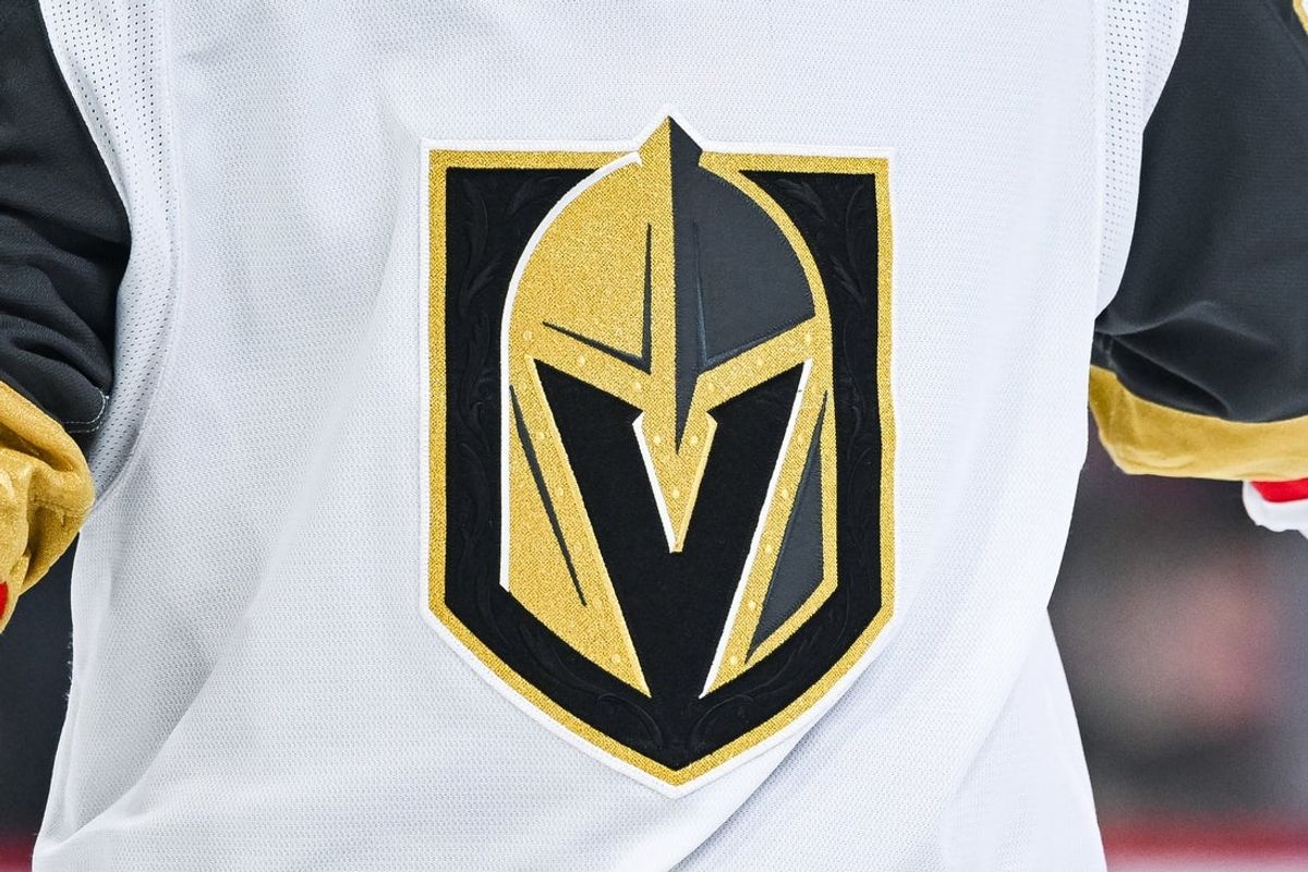 23 de novembro de 2024; Montreal, Quebeque, CAN; Vista do logotipo do Las Vegas Golden Knights em uma camisa usada por um membro da equipe durante o segundo período no Bell Centre. Crédito obrigatório: David Kirouac-Imagn Images