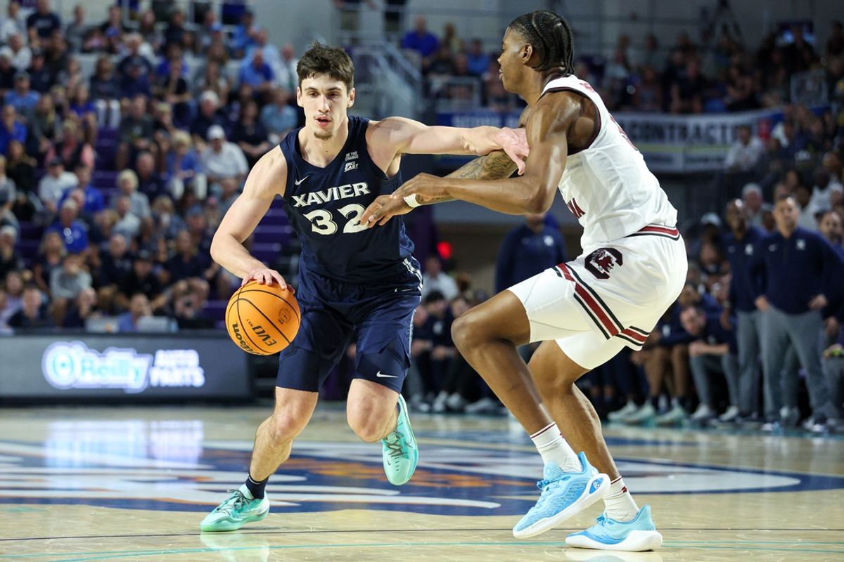 Nov 25, 2024; Fort Myers, Florida, USA; Xavier Musketeers forward Zach Freemantle (32) drives to the hoop against the South Carolina Gamecocks in the first half at Suncoast Credit Union Arena. Mandatory Credit: Nathan Ray Seebeck-Imagn Images