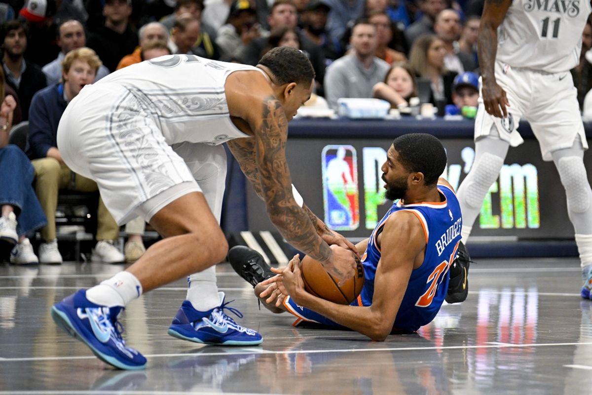 Nov 27, 2024; Dallas, Texas, USA; New York Knicks forward Mikal Bridges (25) and Dallas Mavericks forward P.J. Washington (25) battle for control of the ball during the first quarter against the Dallas Mavericks at the American Airlines Center. Mandatory Credit: Jerome Miron-Imagn Images