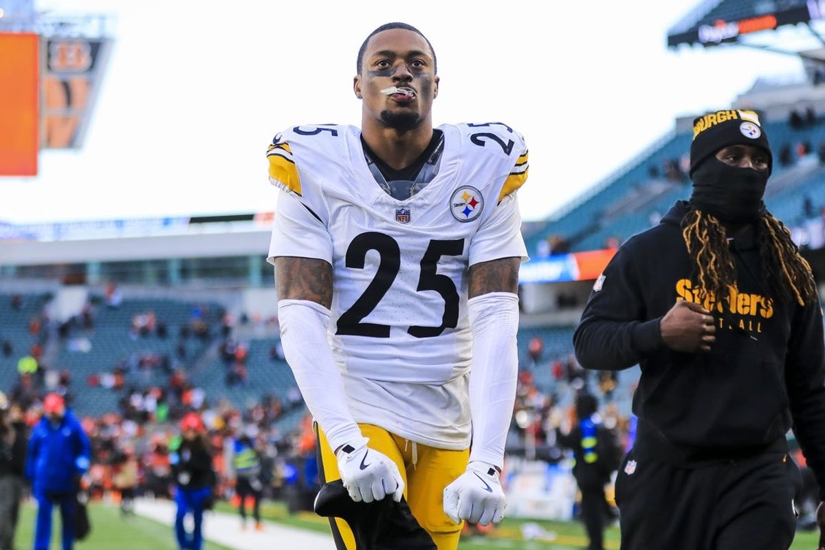 Dec 1, 2024; Cincinnati, Ohio, USA; Pittsburgh Steelers safety DeShon Elliott (25) runs off the field after the victory over the Cincinnati Bengals at Paycor Stadium. Mandatory Credit: Katie Stratman-Imagn Images