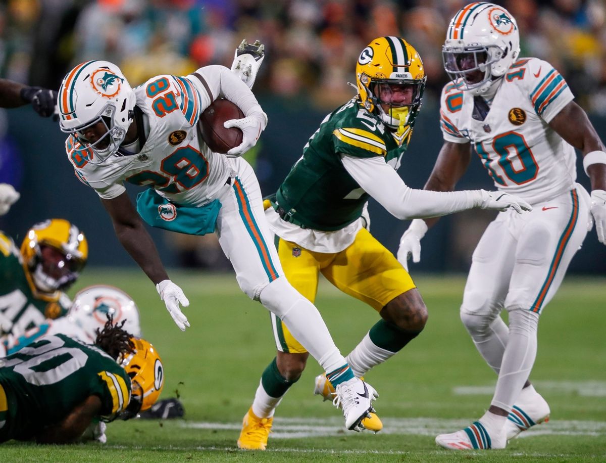 Miami Dolphins running back De'Von Achane (28) loses his footing as he runs the ball against the Green Bay Packers on Thursday, November 28, 2024, at Lambeau Field in Green Bay, Wis. The Packers won the game, 30-17.
Tork Mason/USA TODAY NETWORK-Wisconsin