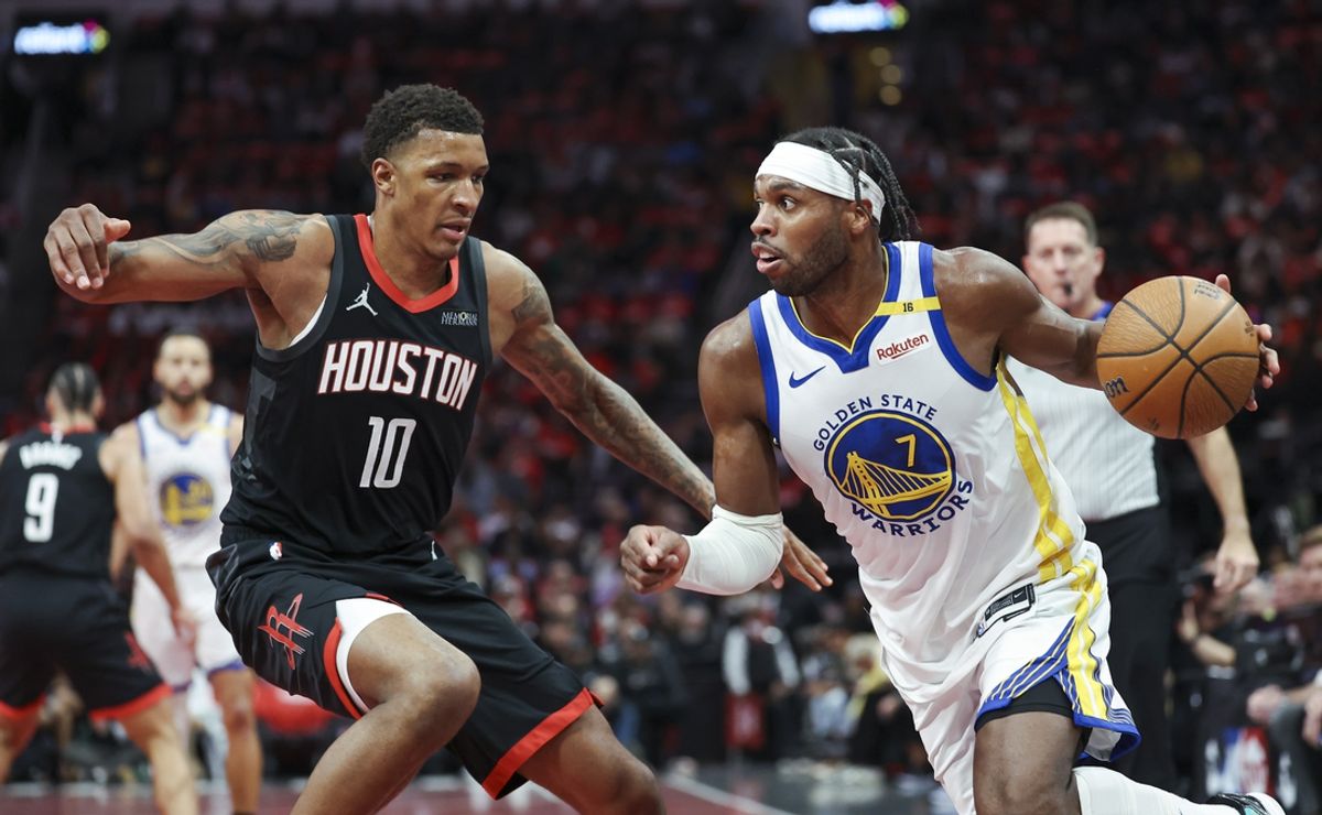 Dec 11, 2024; Houston, Texas, USA; Golden State Warriors guard Buddy Hield (7) drives with the ball as Houston Rockets forward Jabari Smith Jr. (10) defends during the first quarter at Toyota Center. Mandatory Credit: Troy Taormina-Imagn Images