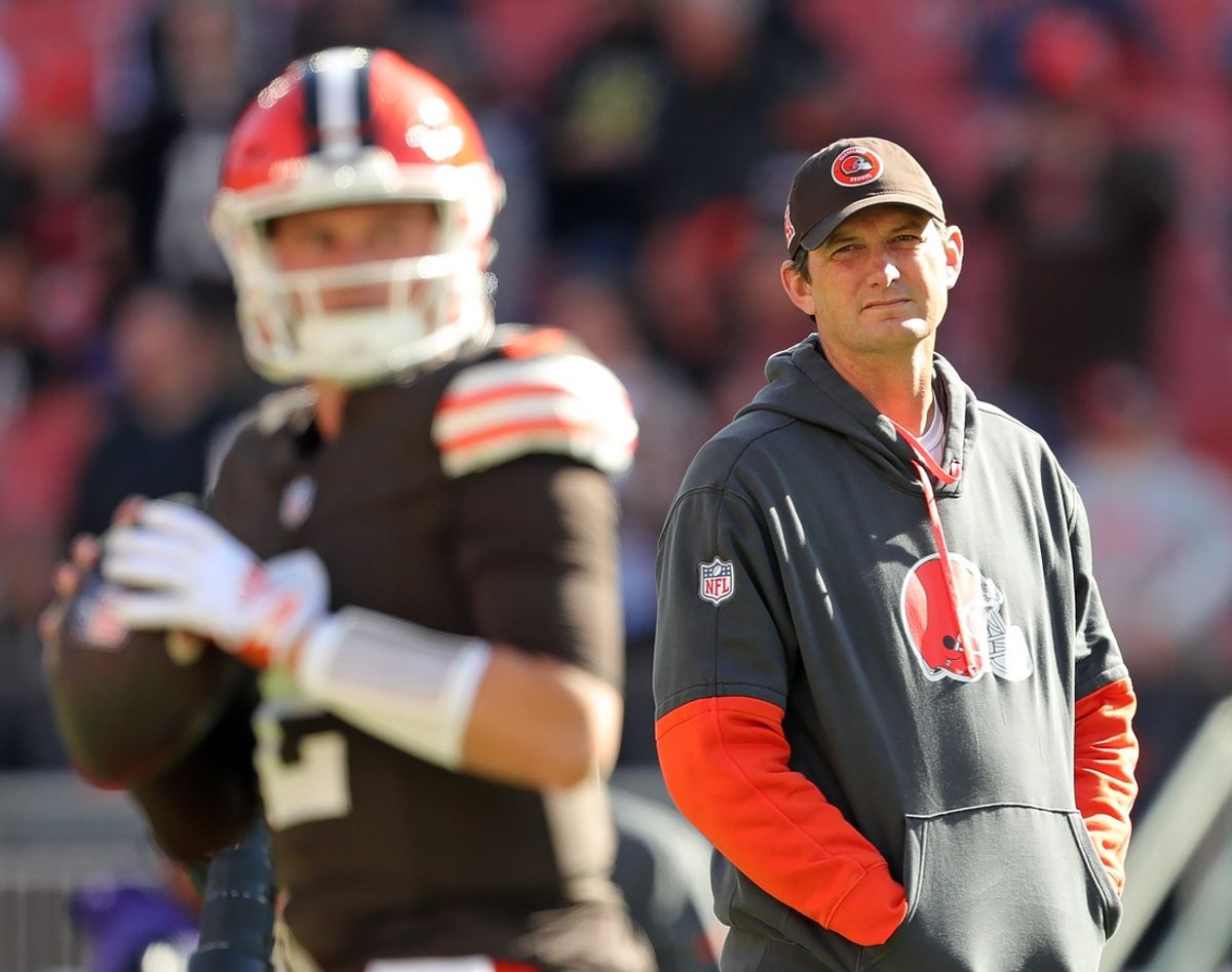 Browns offensive coordinator Ken Dorsey, right, watches as new quarterback Bailey Zappe warms up before a game, Sunday, Oct. 27, 2024, in Cleveland.
