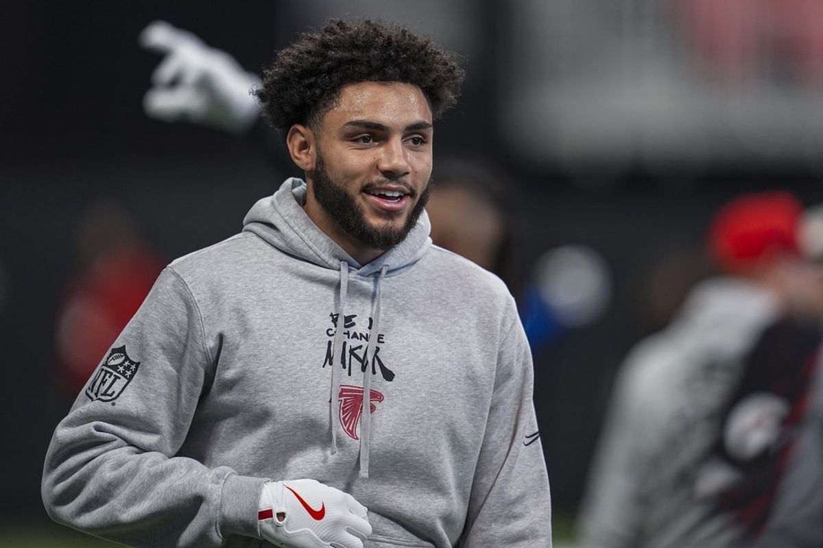 Dec 22, 2024; Atlanta, Georgia, USA; Atlanta Falcons wide receiver Drake London (5) warms up on the field prior to the game against the New York Giants at Mercedes-Benz Stadium. Mandatory Credit: Dale Zanine-Imagn Images