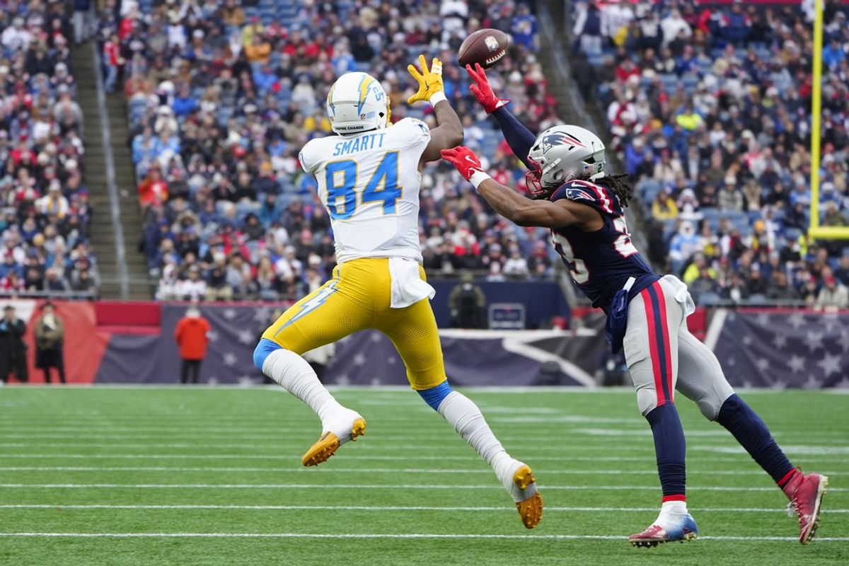 Dec 28, 2024; Foxborough, Massachusetts, USA; Los Angeles Chargers tight end Stone Smartt (84) makes a catch against the New England Patriots during the first half at Gillette Stadium. Mandatory Credit: Gregory Fisher-Imagn Images