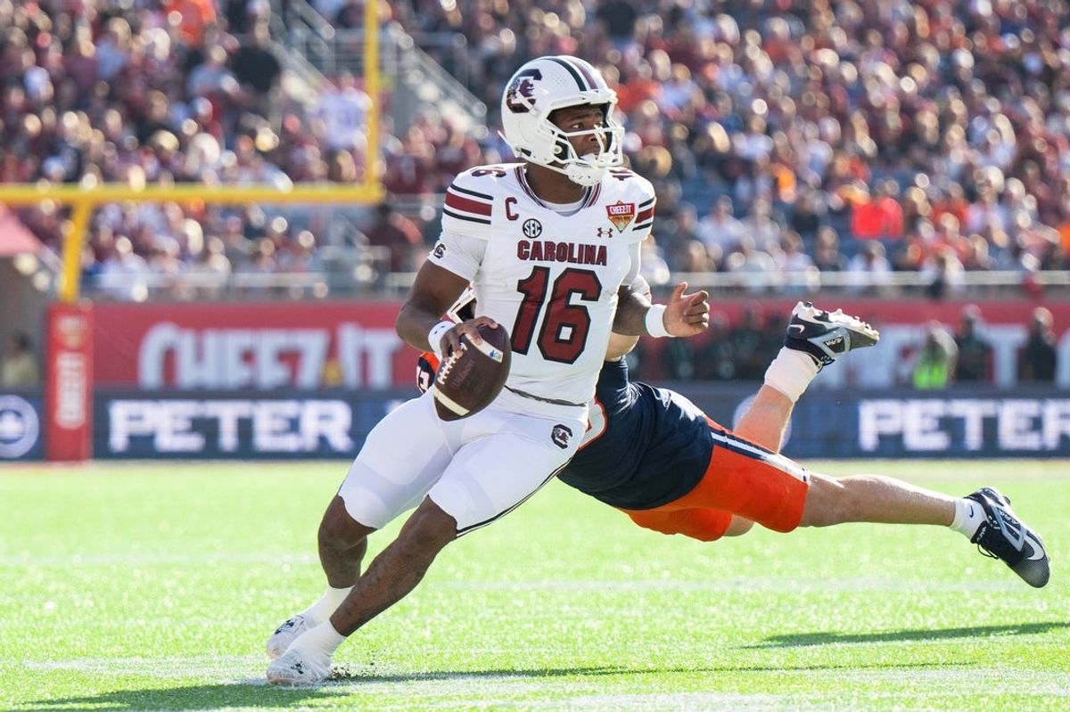 Dec 31, 2024; Orlando, FL, USA; South Carolina Gamecocks quarterback LaNorris Sellers (16) runs the ball against Illinois Fighting Illini linebacker Joe Barna (43) in the first quarter at Camping World Stadium. Mandatory Credit: Jeremy Reper-Imagn Images
