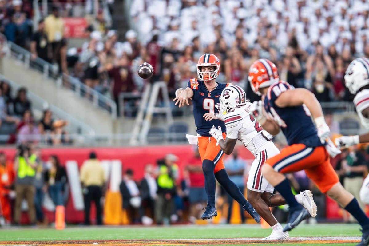 Dec 31, 2024; Orlando, FL, USA; Illinois Fighting Illini quarterback Luke Altmyer (9) throws the ball against the South Carolina Gamecocks in the third quarter at Camping World Stadium. Mandatory Credit: Jeremy Reper-Imagn Images