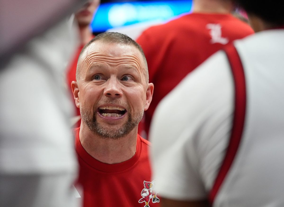 Louisville coach Pat Kelsey coaches his team in the huddle in the second half against North Carolina. Louisville beat North Carolina 83-70 at the KFC Yum! Center on the first night of ACC play. January 1, 2025