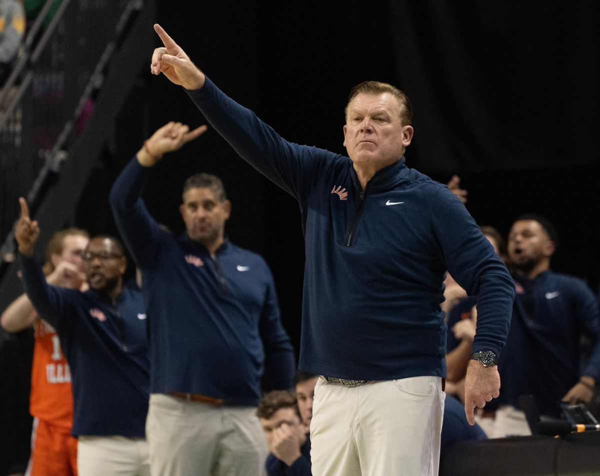Illinois head coach Brad Underwood, center, gestures to his team during the second half against Oregon at Matthew Knight Arena in Eugene Thursday, Jan. 2, 2025.