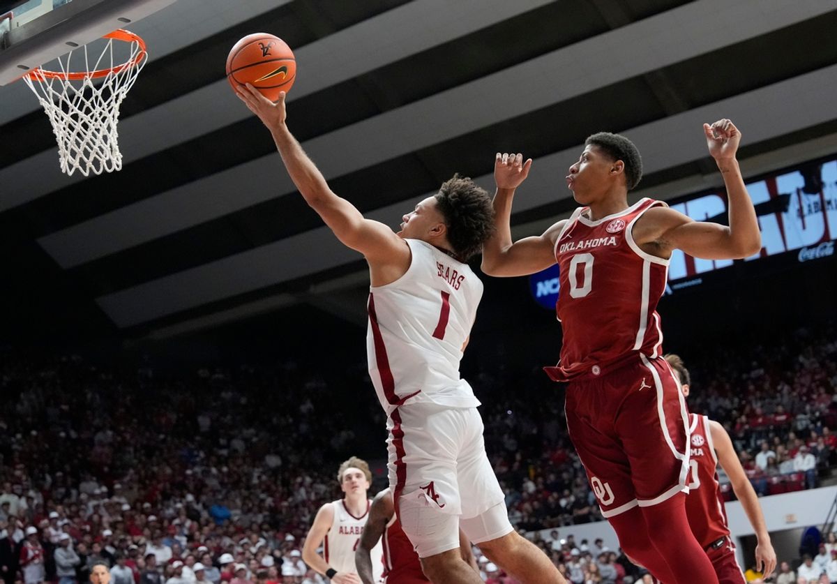 Jan 4, 2025; Tuscaloosa, AL, USA; Alabama guard Mark Sears (1) glides to the basket against Oklahoma guard Jeremiah Fears (0) at Coleman Coliseum. Alabama defeated Oklahoma 107-79. Mandatory Credit: Gary Cosby Jr.-Tuscaloosa News