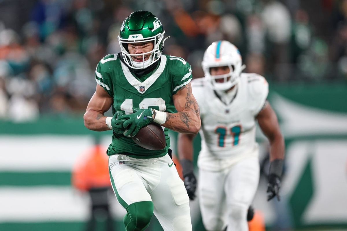 Jan 5, 2025; East Rutherford, New Jersey, USA; New York Jets wide receiver Allen Lazard (10) catches the ball during the second half against the Miami Dolphins at MetLife Stadium. Mandatory Credit: Vincent Carchietta-Imagn Images