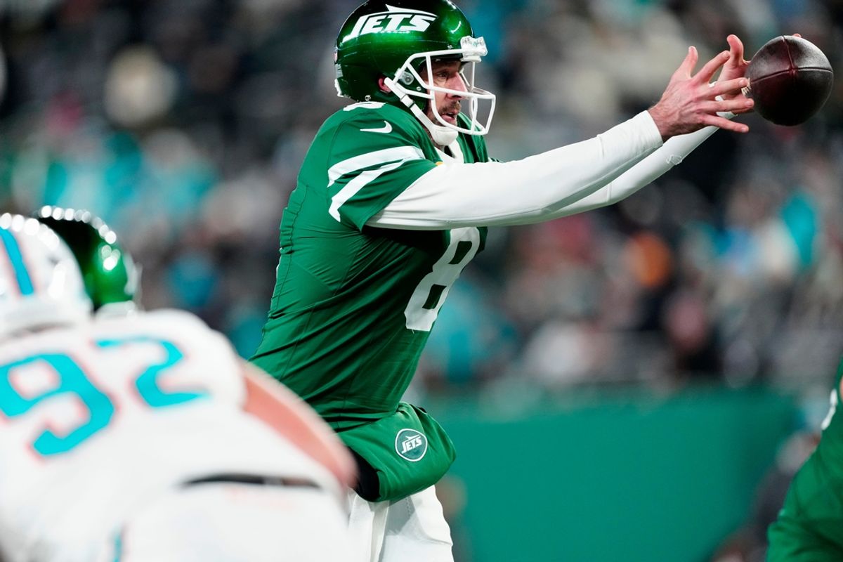 Jets quarterback Aaron Rodgers (8) could have an opportunity to play in New York again next season -- for the Giants.