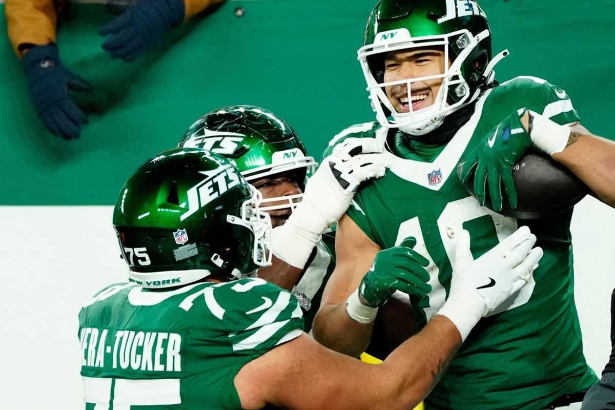 New York Jets wide receiver Allen Lazard (10) and his teammates celebrate a touchdown pass, Sunday January 5, 2025, in East Rutherford.