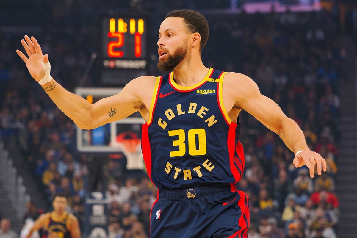 Jan 5, 2025; San Francisco, California, USA; Golden State Warriors guard Stephen Curry (30) on defense agains the Sacramento Kings during the first quarter at Chase Center. Mandatory Credit: Kelley L Cox-Imagn Images