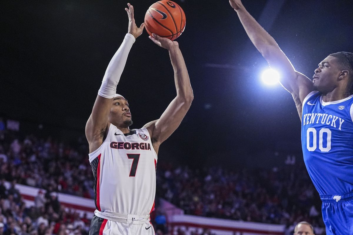 Jan 7, 2025; Athens, Georgia, USA; Georgia Bulldogs guard Tyrin Lawrence (7) shoots over Kentucky Wildcats guard Otega Oweh (00)  during the first half at Stegeman Coliseum. Mandatory Credit: Dale Zanine-Imagn Images