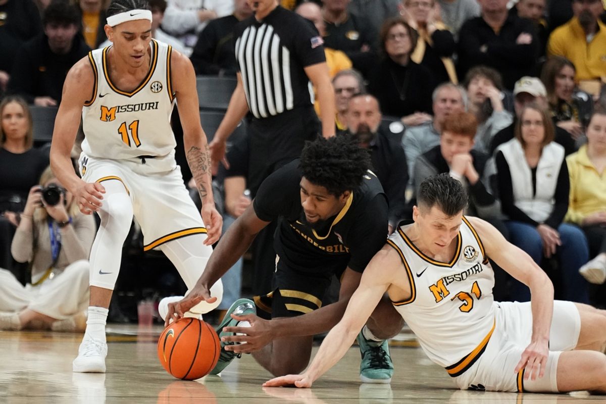 Jan 11, 2025; Columbia, Missouri, USA; Vanderbilt Commodores forward Kijani Wright (33) and Missouri Tigers guard Caleb Grill (31) fight for a loose ball during the first half at Mizzou Arena. Mandatory Credit: Denny Medley-Imagn Images