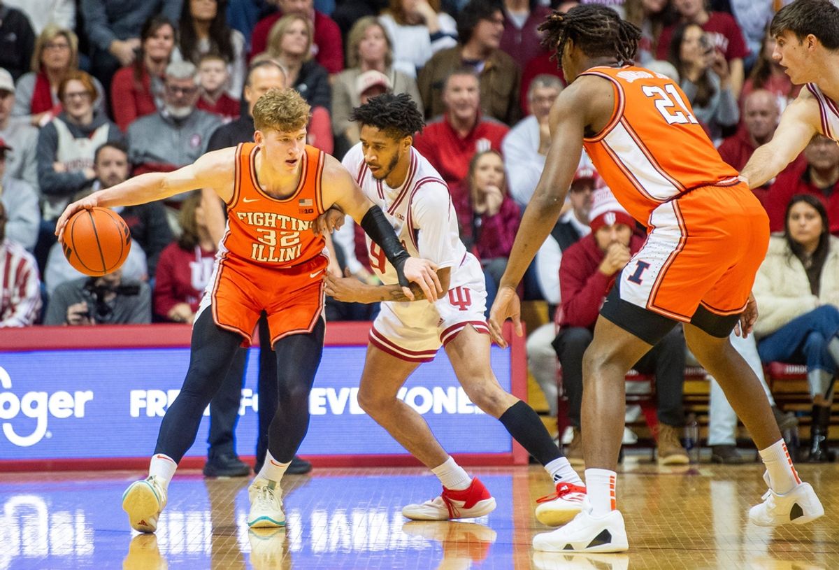 Illinois' Kasparas Jakucionis (32) works against Indiana's Kanaan Carlyle (9) during the Indiana versus Illinois men's basketball game at Simon Skjodt Assembly Hall on Tuesday, Jan. 14, 2025.