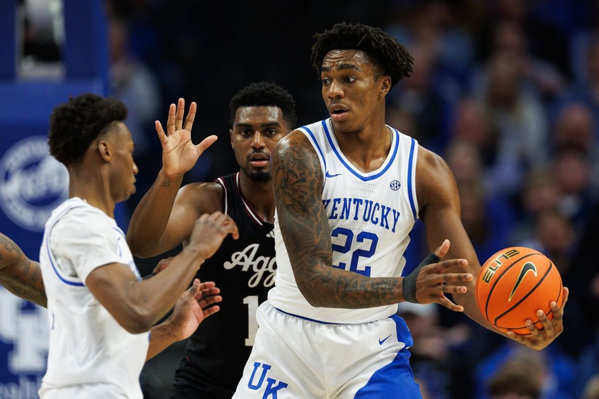Jan 14, 2025; Lexington, Kentucky, USA; Kentucky Wildcats center Amari Williams (22) hands the ball to guard Jaxson Robinson (2) during the first half against the Texas A&M Aggies at Rupp Arena at Central Bank Center. Mandatory Credit: Jordan Prather-Imagn Images